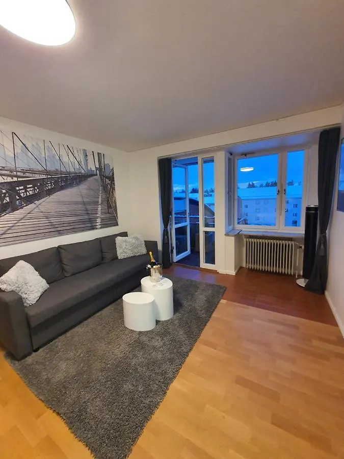Close To The Subway. Beautiful And Cozy Apartment! 스톡홀름 아파트